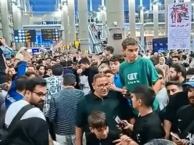 ایرانی باغیرت، شعاری از دل مردم در استقبال از کشتی‌ گیران + فیلم