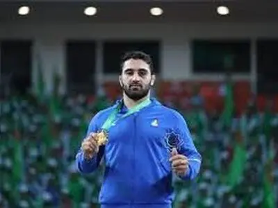 مصارع ایرانی یتقلد ذهبیة فی بطولة العالم تحت 23 عاما
