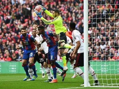 منچستریونایتد 2-1 کریستال پالاس؛ اولین جام بدون فرگی در آخرین حضور فن‌خال