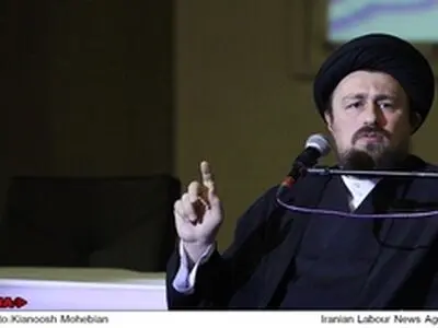 هر چه از زبانمان بیرون می‌آید، به بزرگانمان نگوئیم / به صرف اختلاف با کسی، بدگویی نکنیم
