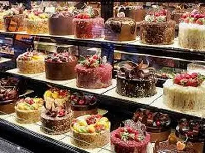 ویدئوی باورنکردنی‌ای که از یک قنادی بیرون آمد!