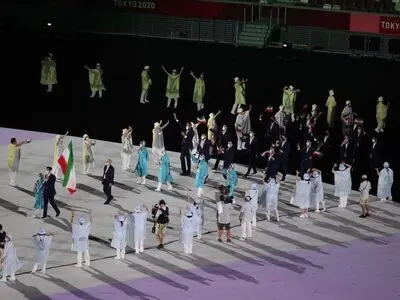 قافلة الریاضیین الایرانیة تنظم استعراضا خلال افتتاح الالعاب الاولمبیة 2020