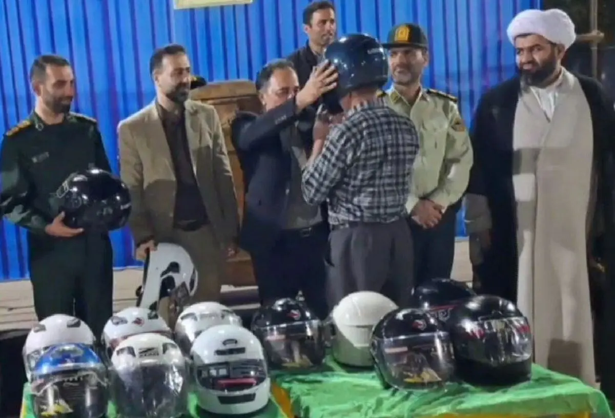 اهدا ۵۵ کلاه ایمنی به موتوسواران در بخش گوراب زرمیخ صومعه سرا اهدا ۵۵ کلاه ایمنی به موتوسواران در بخش گوراب زرمیخ صومعه سرا