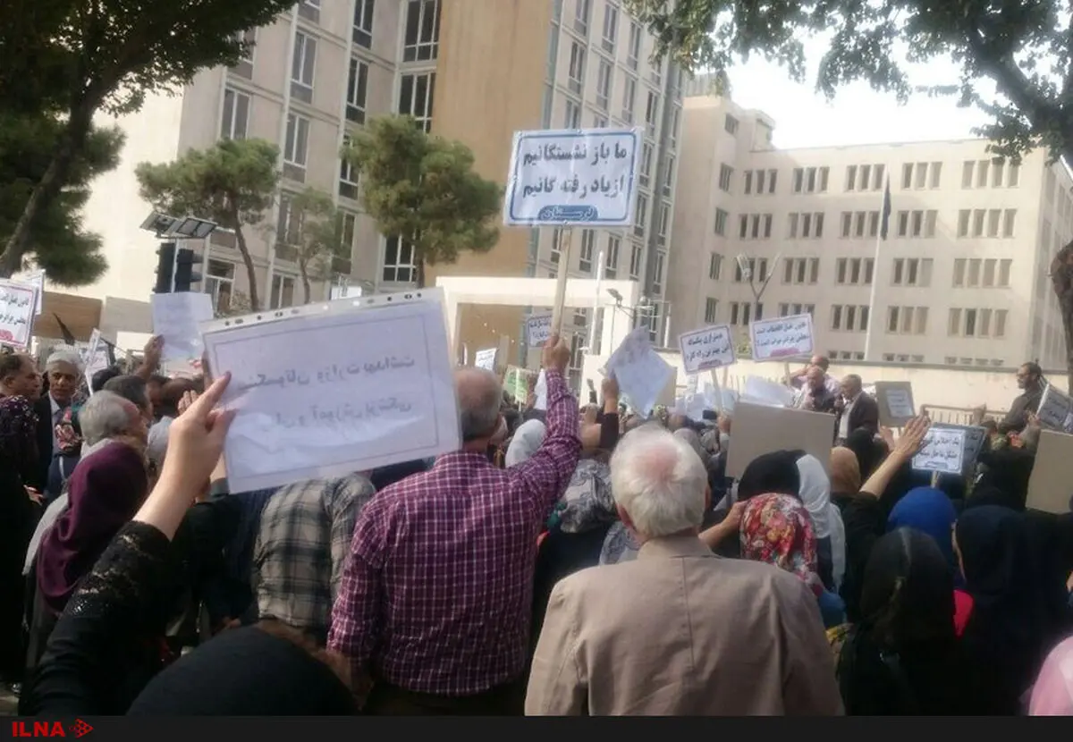 تجمع بازنشستگان کشوری مقابل سازمان برنامه و بودجه 