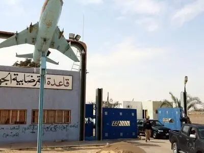 فرود یک هواپیمای نظامی در فرودگاه «قرضابیه» در شهر سرت

