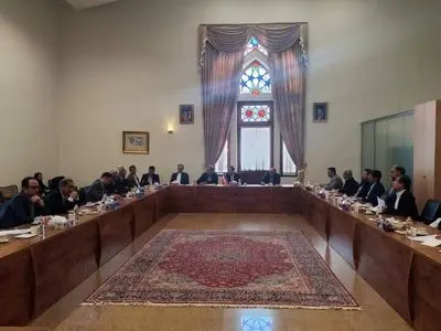 نشست بهره‌برداری از ظرفیت‌های حوزه خزر در بخش حمل و نقل با حضور غریب‌آبادی