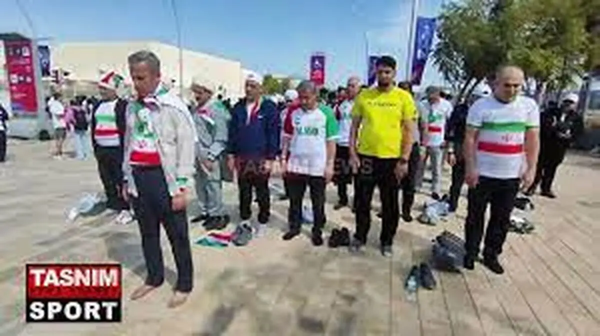 نماز خواندن هواداران ایرانی پیش از بازی با ژاپن+فیلم