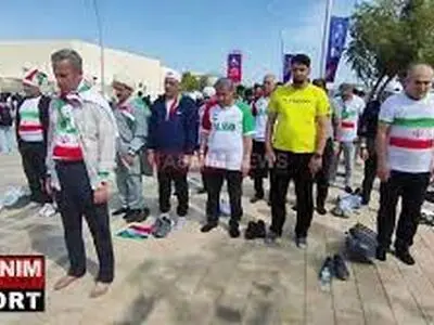نماز خواندن هواداران ایرانی پیش از بازی با ژاپن+فیلم