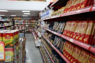 بازار آذربایجان غربی در روزهای جنگ/کمبودی در تامین کالاهای اساسی وحود ندارد/قفسه ها پر مردم در حال خرید