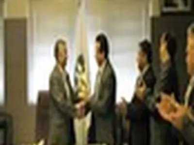 رییس مجمع نمایندگان آذربایجان شرقی تندیس سیاه خروس قفقازی دریافت کرد