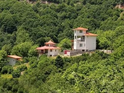 ساخت‎وساز در جنگل جور بن در محدوده مستثنیات قانونی انجام شده است 