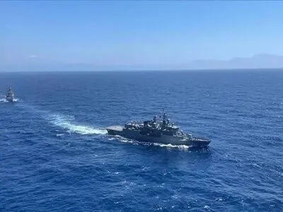 US Navy destroyers sent from Oman Gulf towards Israel