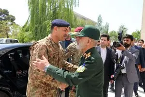 دیدار فرمانده ارتش پاکستان با فرمانده قرارگاه خاتم‌الانبیا
