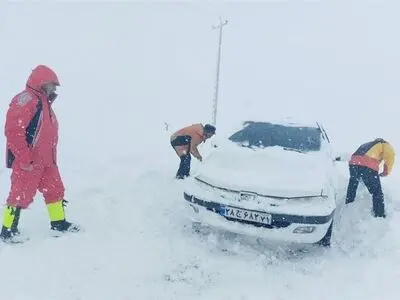 رهاسازی۵۸۴ دستگاه خودرو گرفتار در برف/برفروبی ۶۲۲۰ کیلومتر جاده