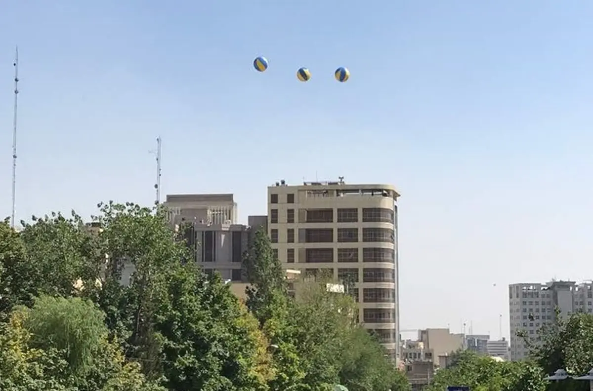 «یک سرویس خوب» از طرف بانک گردشگری/ توپ والیبال بر فراز آسمان ایران به گردش درآمد