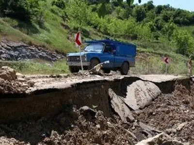 رانش زمین در تنگه ابوالقیس محور اصلی قائمشهر به تهران / هشدار آسیب به شبکه برق و خطوط عبور نفت