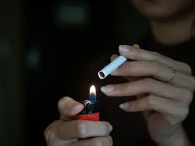 حرکت عجیب مجری برای تشویق به سیگار نکشیدن! + فیلم
