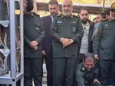 ادای احترام فرمانده کل سپاه پاسداران به مقام شهید سلیمانی