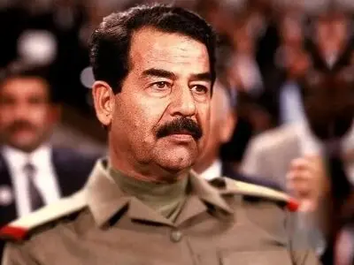 تصویری کمتر دیده شده از صدام در حال نماز و دعا با اسلحه!