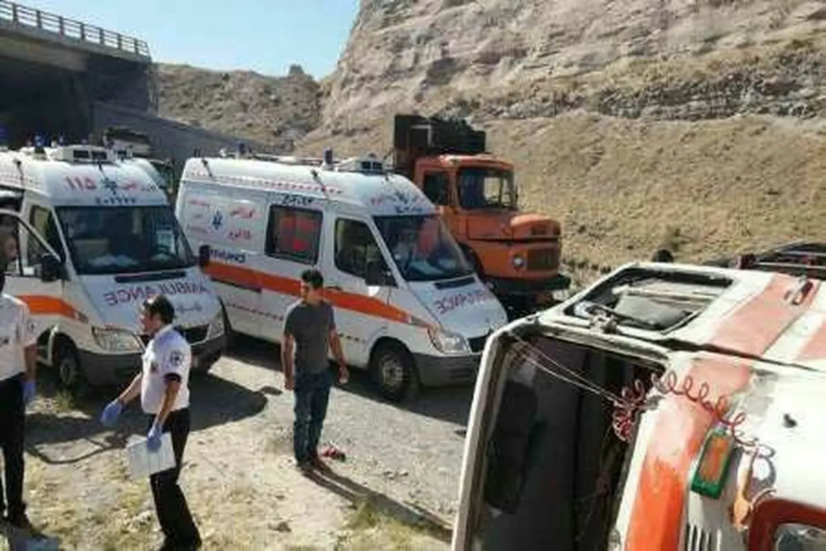 واژگونی سرویس کارگران معدن آباده/ یک نفر کشته و 12 نفر مصدوم شدند