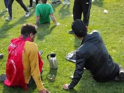 فلاسک و لیوان چای وسط زمین: چمن یادگار، محل پیک نیک تراکتوری‌ها شد