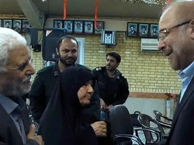 تقدیر از پدر و مادر شهیدان تیموری با حضور  قالیباف