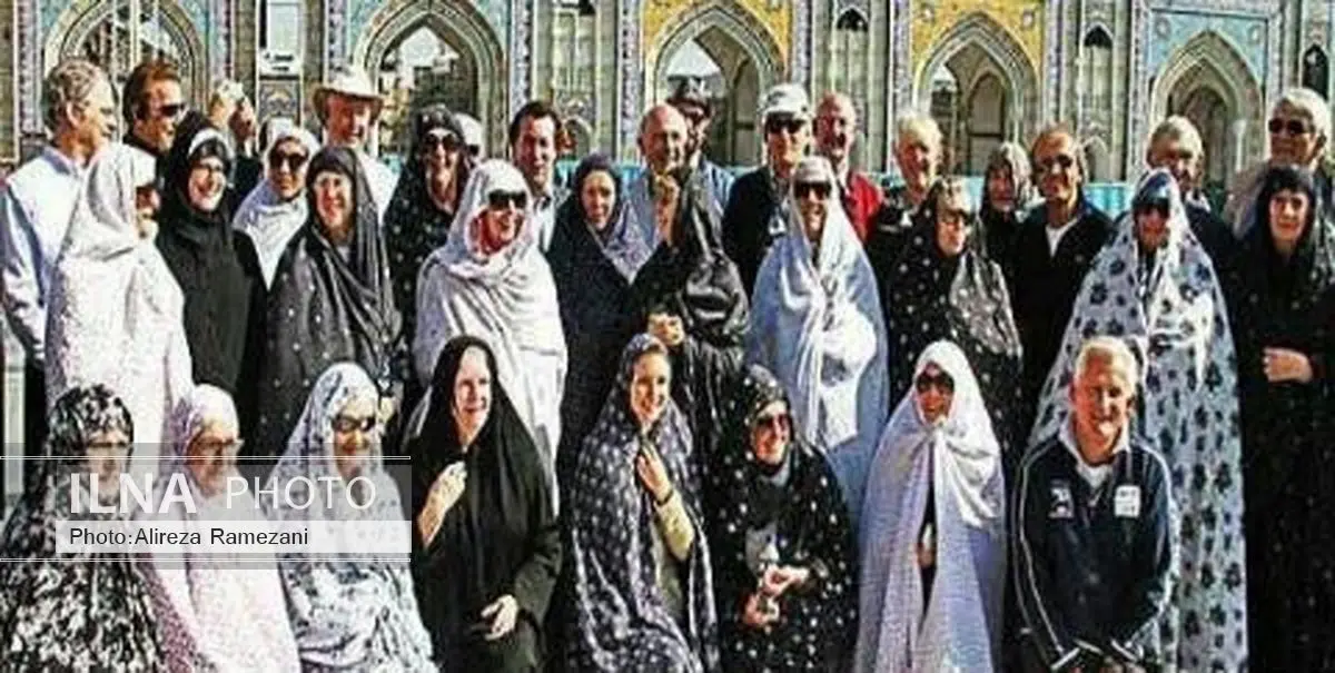 عکس/ حجاب گردشگران آلمانی در حرم امام رضا(ع)