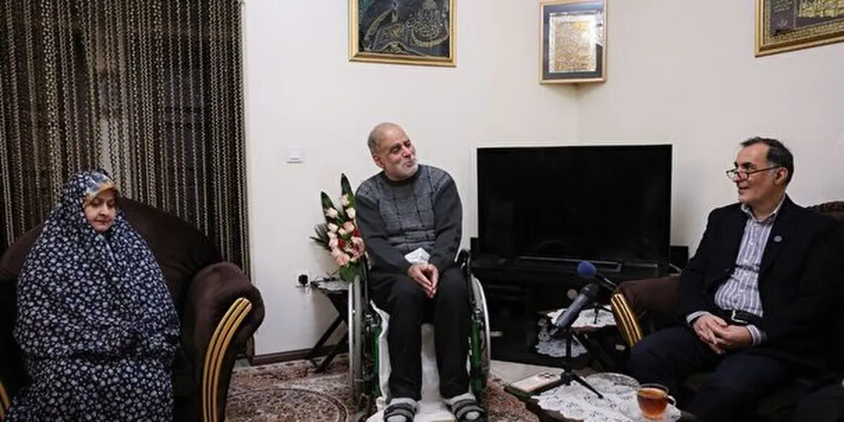 حضور نمایندگان رهبر انقلاب در منازل شماری از جانبازان سرافراز