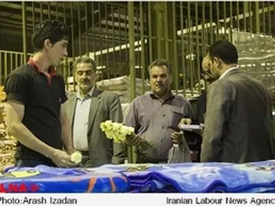 اهداء گل به کارگران صنعتی قم به مناسبت هفته کارگر