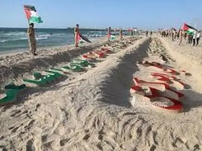 اهالی غزه پس از بازداشت «مدلین» توسط نیروهای اسرائیلی، نام او‌را بر شن های ساحلی حک کردند/فیلم