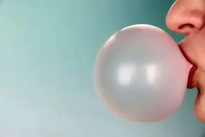 آدامس برای جویدن است، نه بلعیدن/ بلعیدن آدامس چه خطراتی دارد؟ 