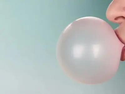 آدامس برای جویدن است، نه بلعیدن/ بلعیدن آدامس چه خطراتی دارد؟ 