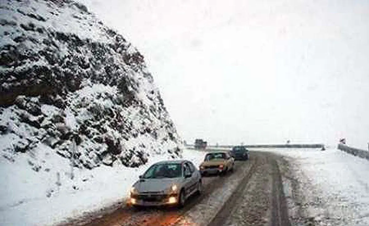 تداوم بارش برف در بسیاری از محورهای کرمانشاه/ رانندگان  زنجیر چرخ به همراه داشته باشند