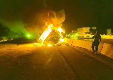 مرگ آنی راننده در حریق تریلی در محور آرادان- سرخه/ حادثه برای ۲ کارگر شهرک صنعتی ایوانکی