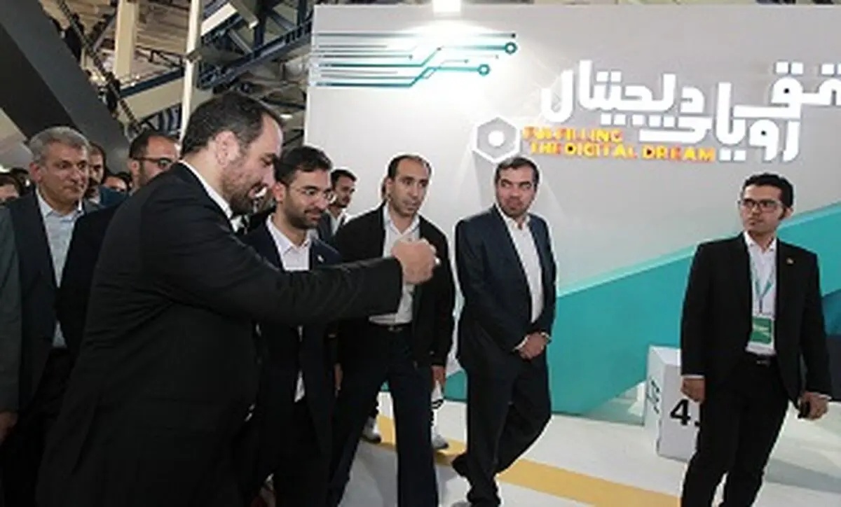 بازدید وزیر ارتباطات از غرفه همراه اول