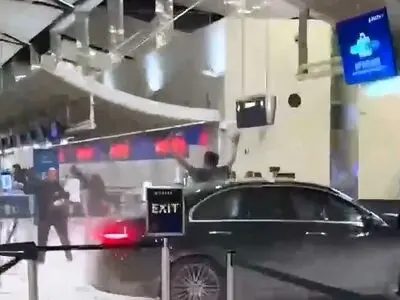 لحظه نفس‌گیر برخورد خودرو با مسافران در فرودگاه + فیلم