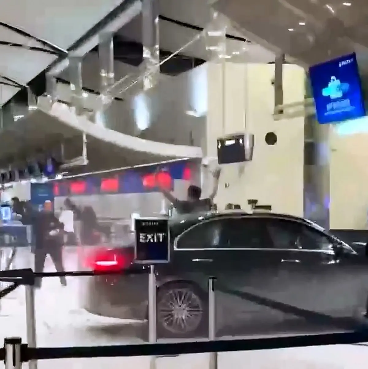 لحظه نفس‌گیر برخورد خودرو با مسافران در فرودگاه + فیلم