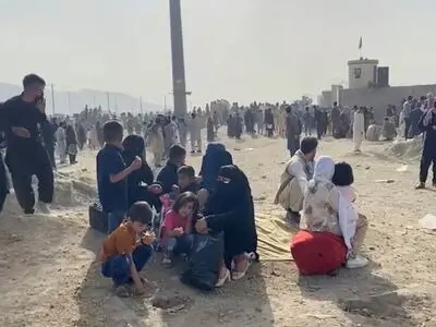  درخواست طالبان از شهروندان افغان برای عدم تجمع در فرودگاه کابل در پی کشته شدن ۱۲ تن
