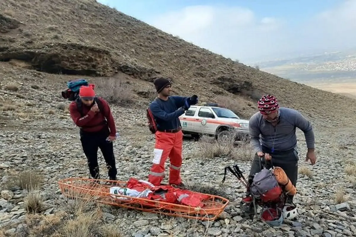 نجات سه نفرکوهنورد گرفتار در ارتفاعات پرآو 