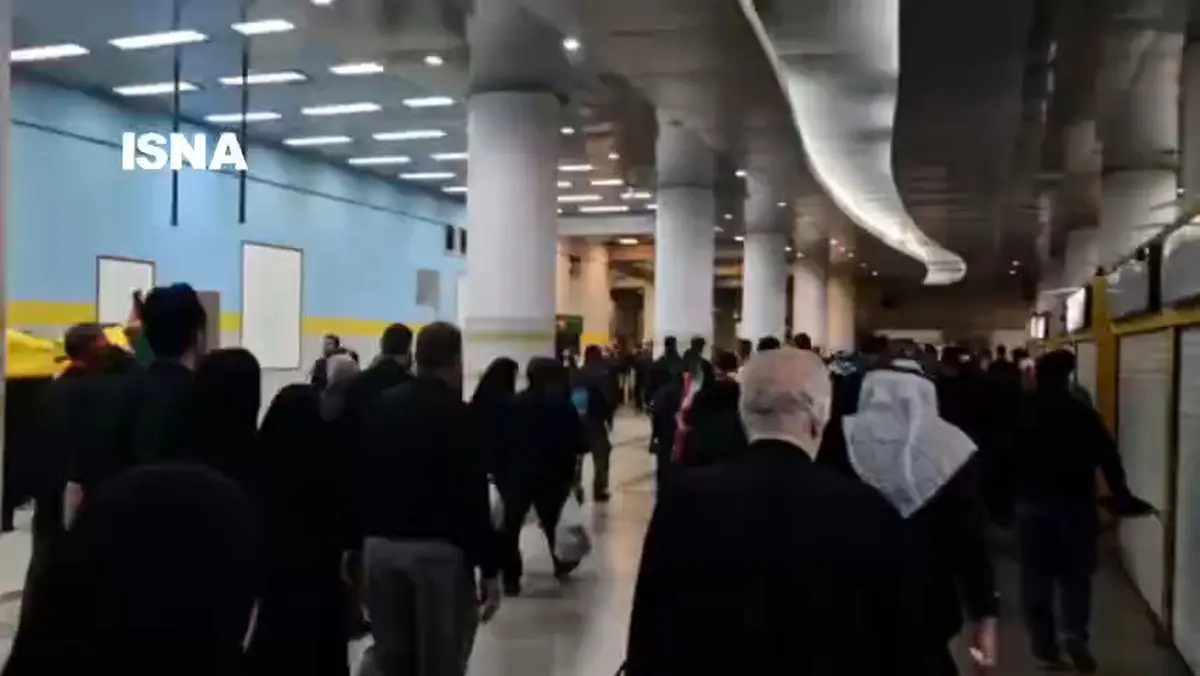 حضور پر شور مردم در متروی ارم سبز برای شرکت در مراسم تشییع پیکر رهبر شهید + فیلم