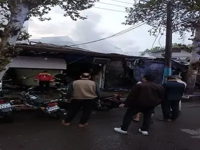 آتش‌سوزی ۱۴ واحد صنفی و یک منزل مسکونی در صومعه‌سرا مهار شد