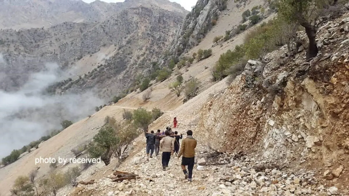 اعزام مشقت بار مادر باردار روستایی در ایذه به بیمارستان/"پَلُم زنگو"، روستایی کوچک با دردهایی بزرگ + فیلم