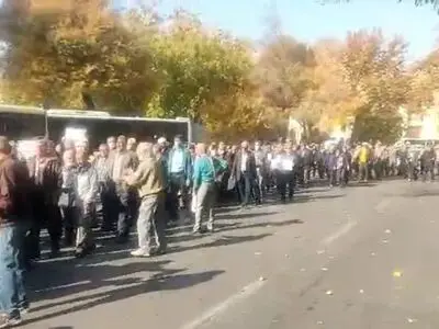 راهپیمایی اعتراضی بازنشستگان فولاد در شهر اصفهان/ مشکلات درمانی ادامه دارد