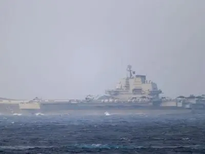 شناسایی یک ناو هواپیمابر چینی هنگام عبور از تنگه تایوان 