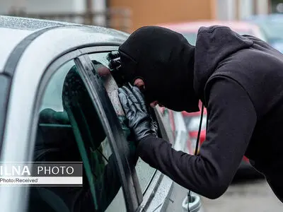 لحظه سرقت موبایل یک زن از داخل خودرو + فیلم 