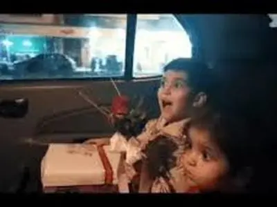  غافلگیری مأمور پلیس در کف خیابان! + فیلم