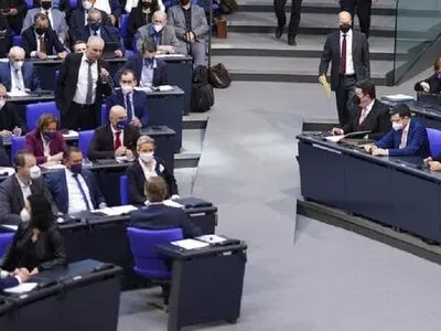 مناقشه بر سر ارسال تسلیحات به اوکراین اعتبار آلمان را در صحنه بین المللی تضعیف می کند