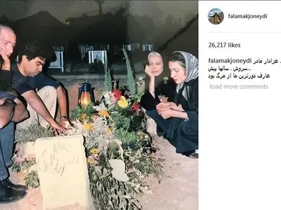 عکسی دیده نشده از مرحوم عارف لرستانی بر مزار مادر سروش صحت