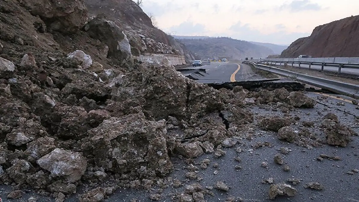 رانش کوه در آزاد راه چالوس- مرزن آباد