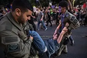 تظاهرات در تل آویو علیه جنایات شهرک‌نشینان‌ها/۹ نفر دستگیر شدند شدند